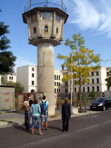 "Eventobjekt der Geschichte"? - Ehem. DDR-Grenzwachturm an der Berliner Mauer, dem "antifaschistischen Schutzwall", nahe des Potsdamer Platzes - Foto:2007rds
