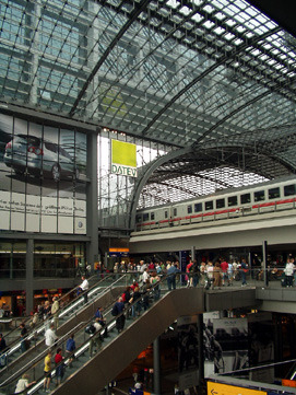 "...eine möglichst lückenlose Überwachung und allgegenwärtige Identifizierung." Berlin-Hauptbahnhof; Foto: 2006rds