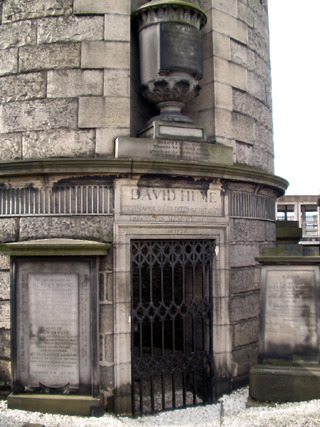 Grabmonument des schottischen Philosophen David Hume in Edinburgh; Foto: 2006rds